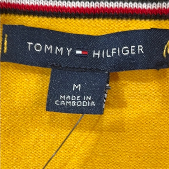 Tommy Hilfiger NWT Men's Dark Yellow V-Neck Sweater Size Medium Lightweight - Picture 3 of 13